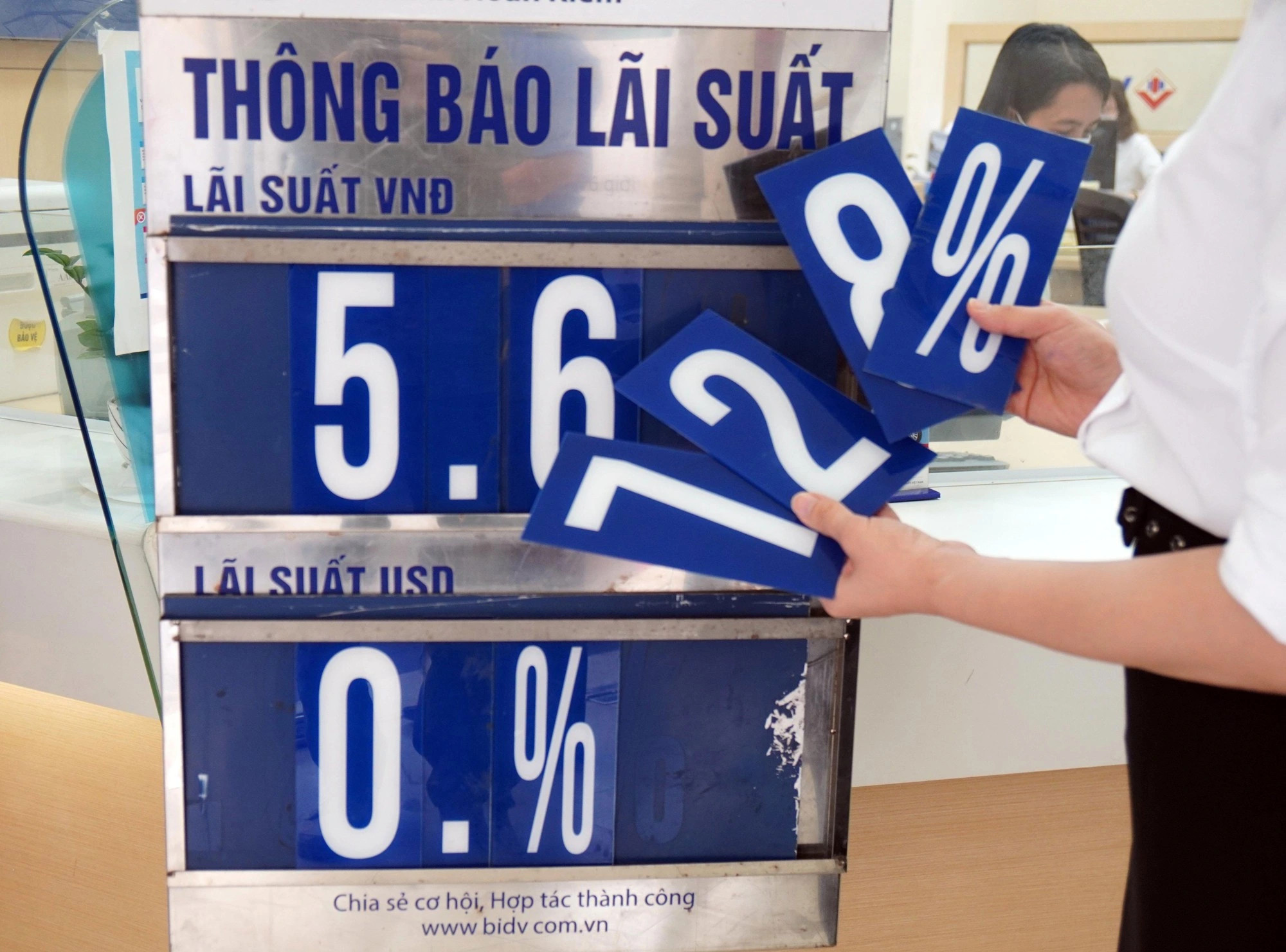 Lãi suất ngân hàng giảm 0,1 – 0,3% sau chỉ đạo của Thủ Tướng